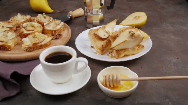 Αχλάδι Γκοργκοντζόλα Ιταλικό Τυρί Gorgonzola Ψωμί Γλυκιά Μου Μηχανή Geyser — Αρχείο Βίντεο