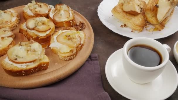 Breakfast Pear Gorgonzola Italian Cheese Gorgonzola Bread Honey — Stock Video