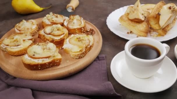 Αχλάδι Γκοργκοντζόλα Ιταλικό Τυρί Gorgonzola Ψωμί Γλυκιά Μου Μηχανή Geyser — Αρχείο Βίντεο