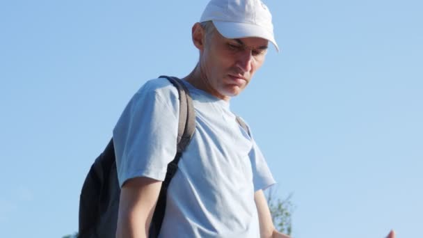 Ein Mann Blauem Shirt Und Baseballkappe Mit Rucksack Tourismus Der — Stockvideo