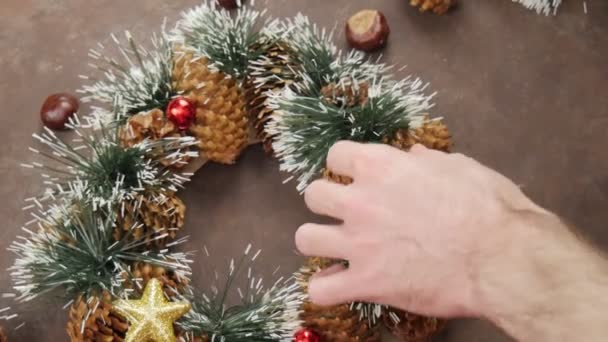 Coroa Natal Fazer Uma Coroa Natal Auto Feito Homem Cola — Vídeo de Stock