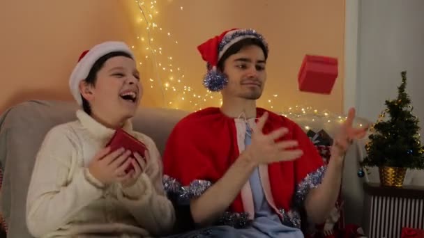 Vacanze Natale Due Ragazzi Stanno Divertendo Emozioni Cappello Babbo Natale — Video Stock