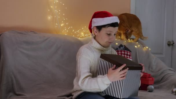 Vánoční Svátky Portrét Chlapce Santově Klobouku Chlapec Otevře Krabici Přítomen — Stock video