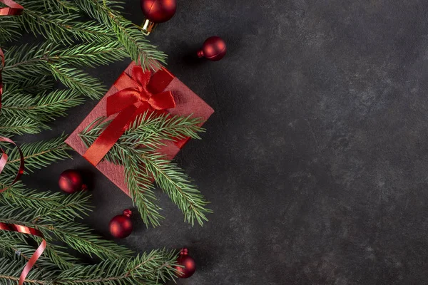 Noel ağaçlarıyla dolu Noel arkaplanı. Noel kartı. Noel arkaplanı. Bayramlık Noel kartı. Düz yatıyordu. Üst Manzara. Boşluğu kopyala
