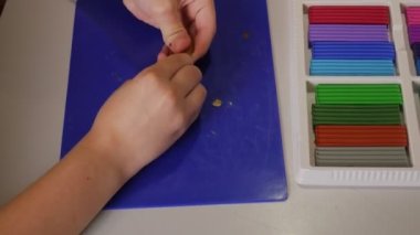 Çocuk plastikten el yapımı bir zanaat yapıyor..