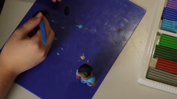 Ten Chlapec Vyrábí Ručně Vyrobené Plavidlo Plasticinu Plastový Muž — Stock video