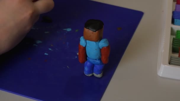 少年はプラスチック製の手作りの工芸品を作る — ストック動画