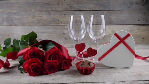 情人节 两杯香槟 红玫瑰 木制背景的心形盒子 香槟倒了 — 图库视频影像