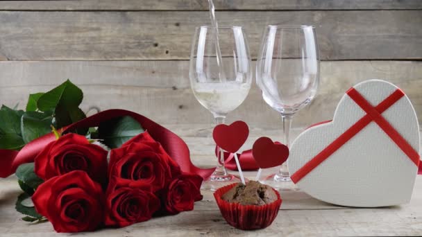 Valentinstag Zwei Gläser Champagner Rote Rosen Eine Herzförmige Schachtel Auf — Stockvideo