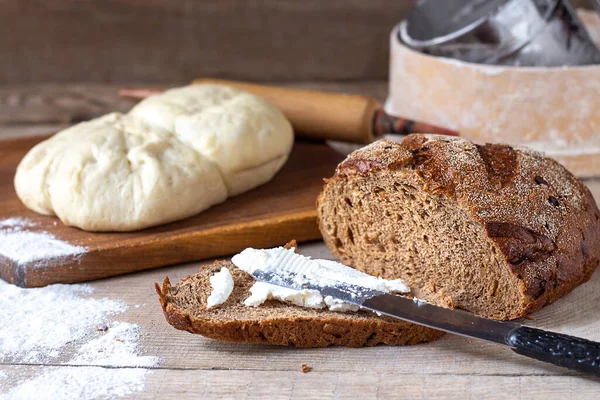 Una Fetta Pane Pane Bianco Pane Legno Pane Sul Tavolo — Foto Stock