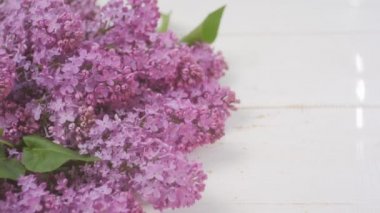 Beyaz ahşap arka planda leylak rengi. Güneş ışınları. Metin için yer