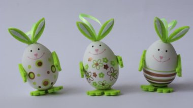 Paskalya yumurtaları. Paskalya. Beyaz arka planda Paskalya yumurtaları. Paskalya arkaplanı.