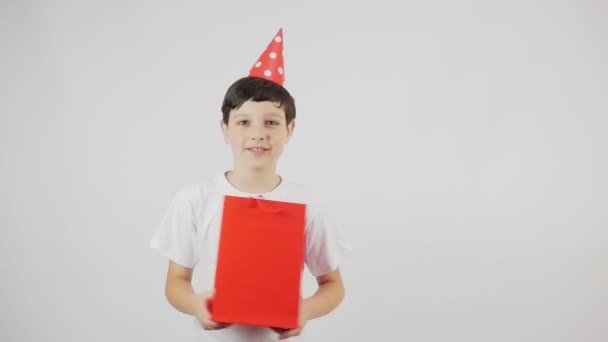 Niño Pequeño Con Una Gorra Roja Cabeza Una Bolsa Roja — Vídeos de Stock