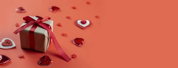 Εορταστική Σύνθεση Κόκκινες Καρδιές Κόκκινο Φόντο Ιδέα Του Αγίου Βαλεντίνου — Φωτογραφία Αρχείου