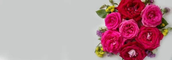 정원에 아름다운 장미꽃 장미의 꽃무늬 아름다운 정원의 장미꽃 장미의 꽃다발 — 스톡 사진