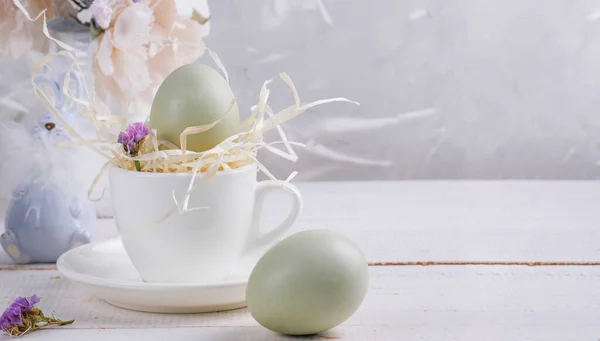 부활절 둥지에 부활절 부활절 색깔의 부활절 달걀이다 — 스톡 사진