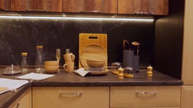 Modern bir mutfağın içinde. İskandinav mutfağı. Mutfak bulaşıkları. Renk tarzı. 4K
