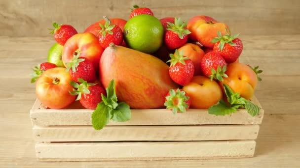 Frutas Frescas Sobre Fondo Rústico Varias Frutas Frutas Exóticas Jugo — Vídeos de Stock