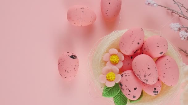 Счастливой Пасхи Пасха Гнездо Розовыми Яйцами Розовом Фоне Филиал Сакура — стоковое видео