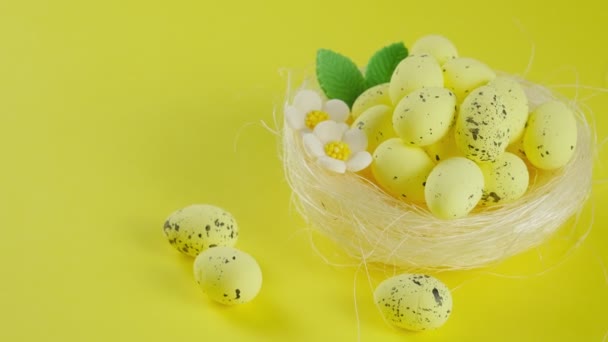 Счастливой Пасхи Пасха Гнездо Желтыми Яйцами Желтом Фоне — стоковое видео