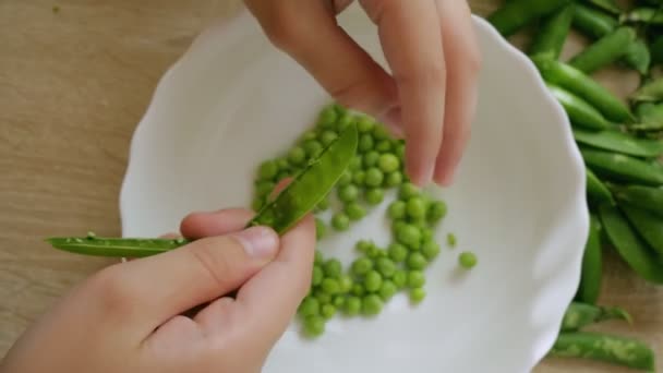 Rapaz Limpa Ervilhas Verdes Legumes Frescos Vista Cima — Vídeo de Stock