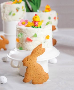 Paskalya geçmişi. Paskalya yumurtaları. Mutlu Paskalyalar. Çok renkli Paskalya yumurtaları. Paskalya. Beyaz ahşap arka planda paskalya yumurtaları. Paskalya arkaplanı. 