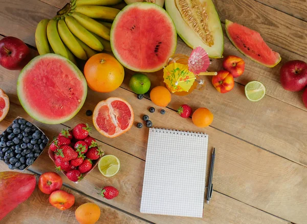 Obst Verschiedene Früchte Mandarinen Limetten Verschiedene Früchte Auf Dem Baum — Stockfoto