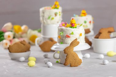 Paskalya geçmişi. Paskalya yumurtaları. Mutlu Paskalyalar. Çok renkli Paskalya yumurtaları. Paskalya. Beyaz ahşap arka planda paskalya yumurtaları. Paskalya geçmişi. Boşluğu kopyala