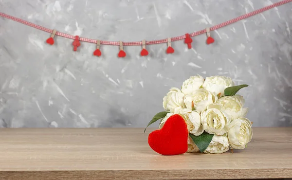 Sevgililer Günü Gri Arka Planda Güller Kalp Olan Bayram Afişi — Stok fotoğraf