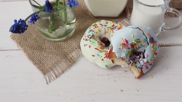 Isolar donut mordiscado. donut rosa close-up. 4K — Vídeo de Stock