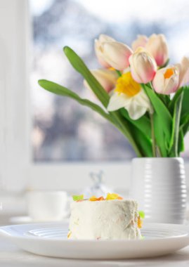 Paskalya geçmişi. Mutlu paskalya yumurtaları. Çok renkli laleler. Paskalya. Boşluğu kopyala