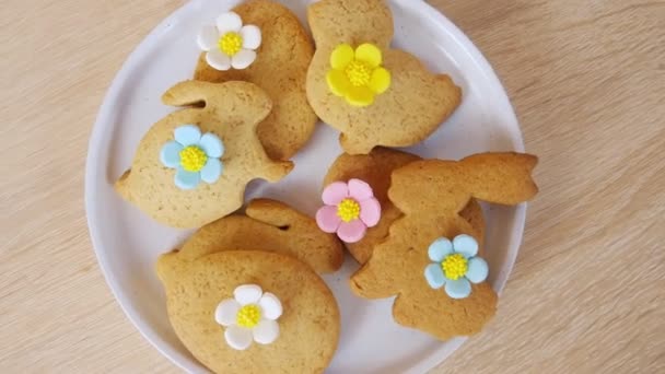 Cenário Festivo Mesa Páscoa Bolachas Páscoa Coelhos — Vídeo de Stock