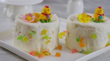 Paskalya yumurtalarıyla hayat devam ediyor. Geleneksel Paskalya yemeği. Paskalya pastası. 4K