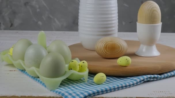 イースターキッチンのデザイン。白い背景に卵と台所の木の板のまだ生活。前景だ。コピースペース — ストック動画