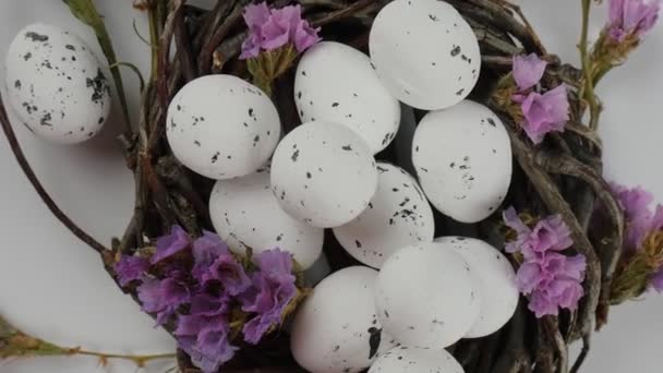 Пасхальное гнездо с пасхальными яйцами на деревянном фоне. копировальное пространство — стоковое видео