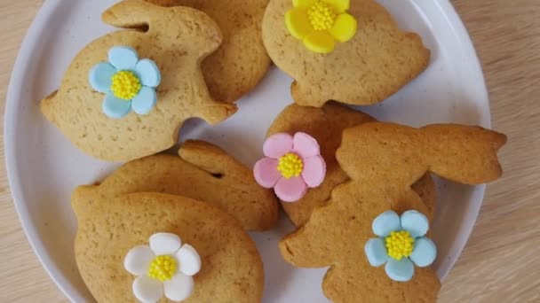 Dulces, pasteles, galletas de jengibre para la mesa de Pascua. 4K — Vídeos de Stock