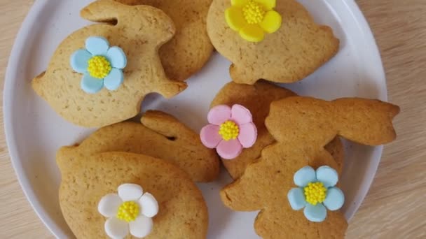 Snoep, gebak, peperkoek koekjes voor Pasen tafel. 4K — Stockvideo