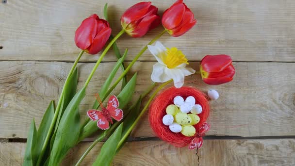 Ramo de tulipanes, huevos de Pascua. Concepto mínimo. espacio de copia — Vídeos de Stock