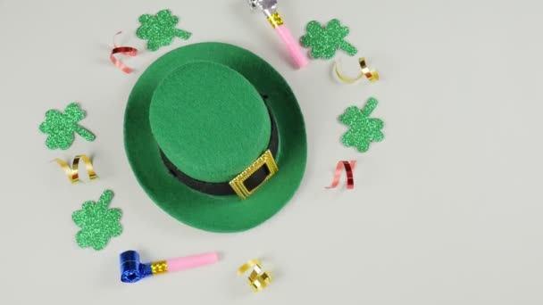 Hari St. Patrick. Topi Leprechaun. Lihat dari atas. 4K — Stok Video