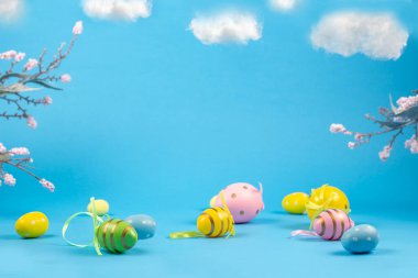 Paskalya geçmişi. Paskalya yumurtaları. Mutlu Paskalyalar. Çok renkli Paskalya yumurtaları. Mavi arka planda Paskalya yumurtaları. Boşluğu kopyala