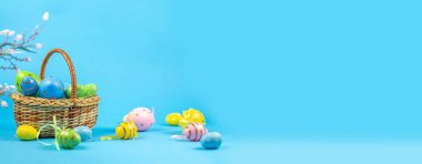 Paskalya geçmişi. Paskalya yumurtaları. Mutlu Paskalyalar. Çok renkli Paskalya yumurtaları. Paskalya. Pankart. Boşluğu kopyala