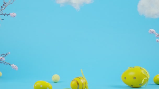 Ovos de Páscoa em um cesto. Coelhinho da Páscoa com ovos. Nuvens. Feliz cartão de Páscoa. Amarelo com azul, bandeira da Ucrânia. 4K — Vídeo de Stock