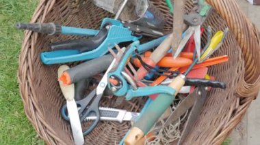 Bahçeyle ilgili aletlerle dolu bir sepet. Çiftçi ve sebze bahçesi için aletler.