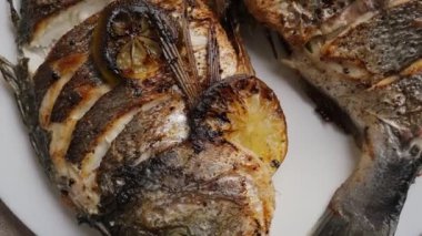 Dorado balığı. Dorado balığı pişirdim. Izgara, barbekü. Taze balıktan Dorado. Limon ve yeşillik. Yukarıdan görüntüle