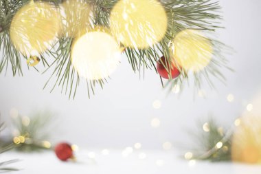 Noel ağaçlarıyla dolu Noel arkaplanı. Bayramlık Noel kartı. Pankart. Boşluğu kopyala