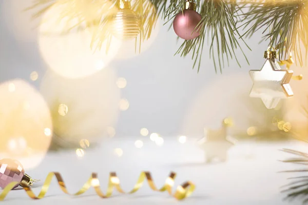 Noel ağaçlarıyla dolu Noel arkaplanı. Noel kartı. Festive Flat yatıyordu. Boşluğu kopyala