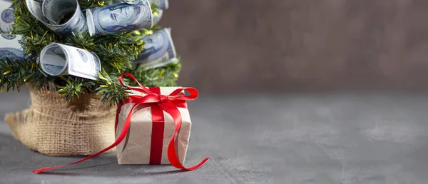 Noel Arkaplanı Çinde Dolar Hediye Kutusu Olan Bir Noel Ağacı Stok Fotoğraf