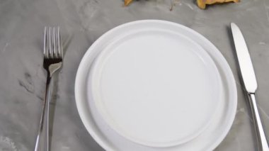 Şükran Günün kutlu olsun! Sonbahar tatili. Tabak ve balkabağı. Aile yemeği.