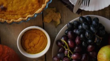 Kutlama masası. Tavuk ve balkabağı turtası