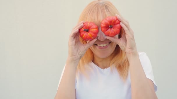Hálaadás Napja Vörös Hajú Lány Két Tökkel Kezében Tökfélék — Stock videók